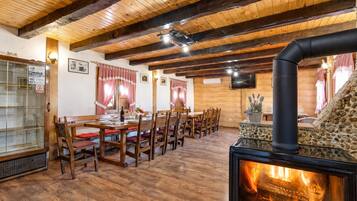 Family House, 4 Bedrooms, 2 Bathrooms, Mountainside (Rustic Cottage With Heated Pool) | Tempat makan