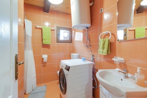 Family House, 4 Bedrooms, 2 Bathrooms, Mountainside (Rustic Cottage With Heated Pool) | Bathroom