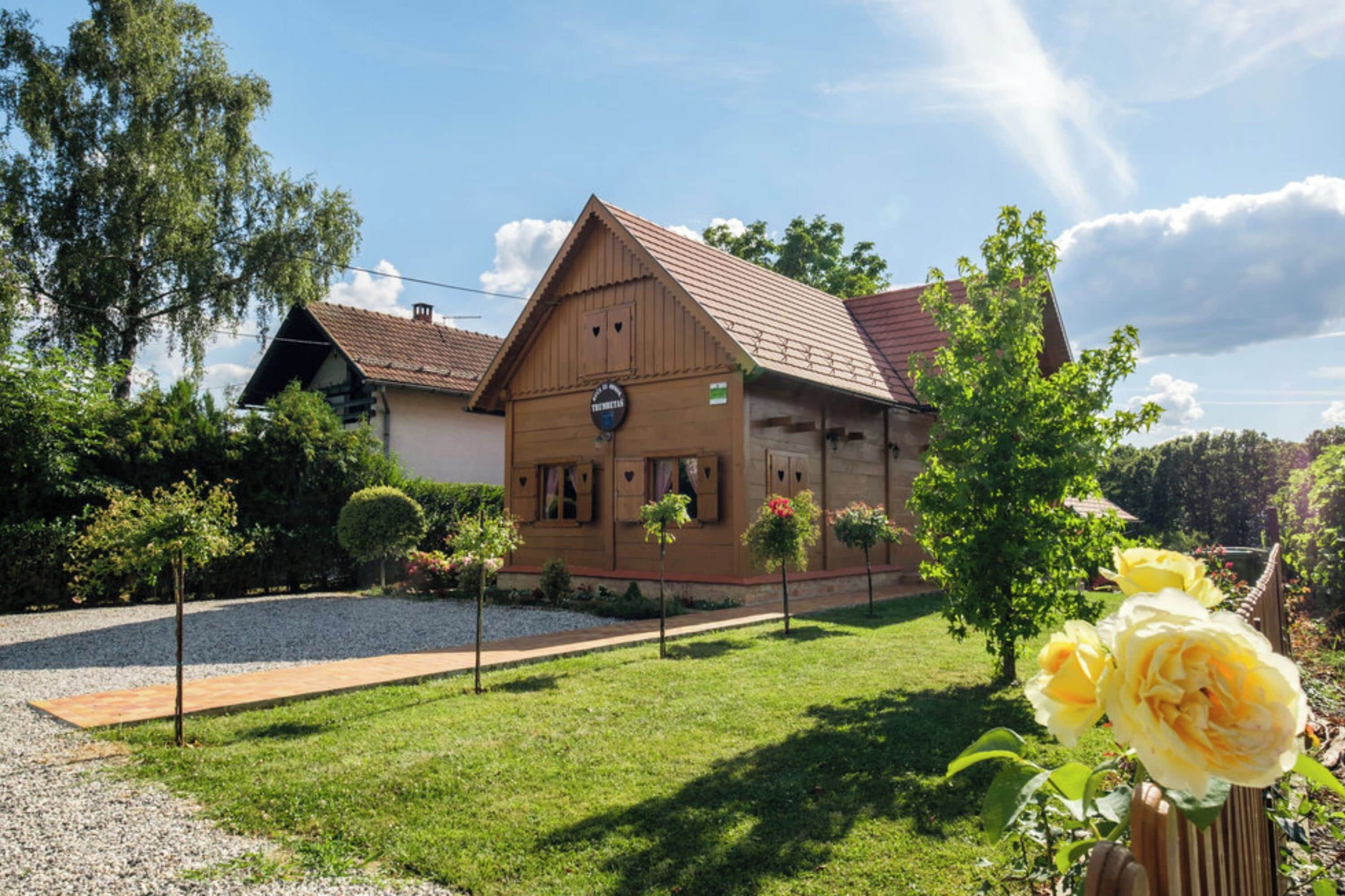 Nhà dành cho gia đình, nhiều phòng ngủ, 2 phòng tắm, cạnh núi (Rustic Cottage With Heated Pool) | Ngoại thất
