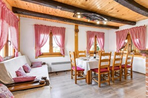 Familiehus - 4 soveværelser - 2 badeværelser - ved bjerg (Rustic Cottage With Heated Pool) | Spiseområde