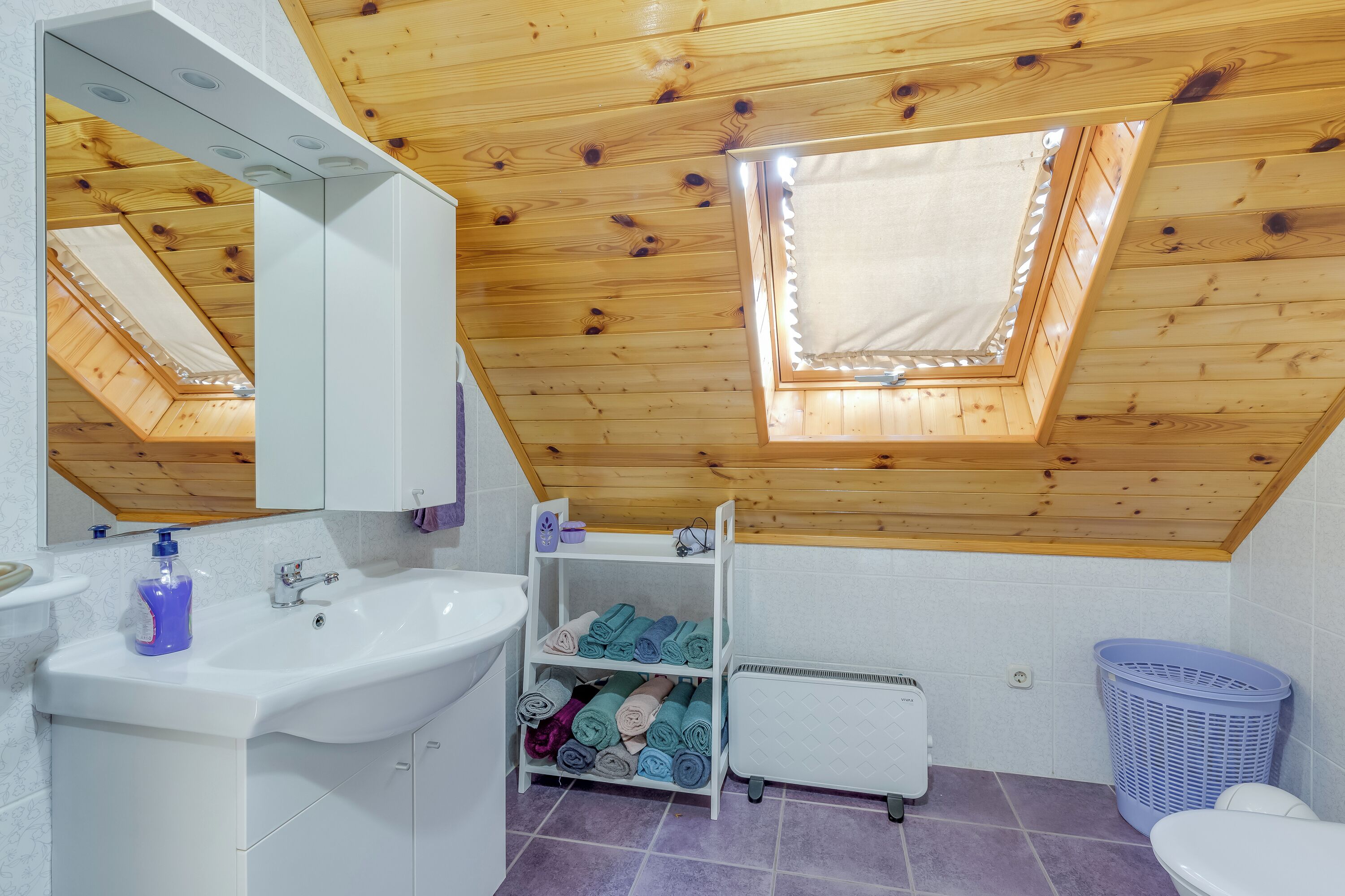 Casa familiare, camere multiple, 2 bagni, lato montagna (Rustic Cottage With Heated Pool) | Bagno | Doccia, asciugacapelli, asciugamani, sapone