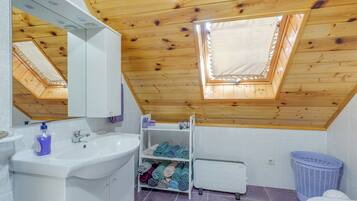 Casa familiare, camere multiple, 2 bagni, lato montagna (Rustic Cottage With Heated Pool) | Bagno | Doccia, asciugacapelli, asciugamani, sapone
