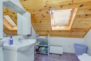 Family House, Multiple Bedrooms, 2 Bathrooms, Mountainside (Rustic Cottage With Heated Pool) | Bathroom