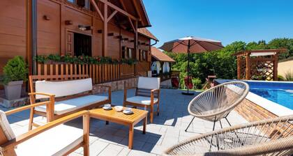 Rustic Cottage With Heated Pool