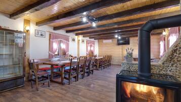 Family House, Multiple Bedrooms, 2 Bathrooms, Mountainside (Rustic Cottage With Heated Pool) | Dining