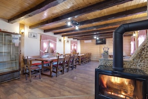 Nhà dành cho gia đình, nhiều phòng ngủ, 2 phòng tắm, cạnh núi (Rustic Cottage With Heated Pool) | Khu ăn uống