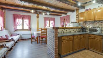 Family House, 4 Bedrooms, 2 Bathrooms, Mountainside (Rustic Cottage With Heated Pool) | Interior