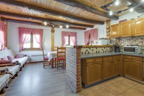 منزل عائلي - ٤ غرف نوم - بحمامين - بالقرب من الجبل (Rustic Cottage With Heated Pool) | المنشأة من الداخل