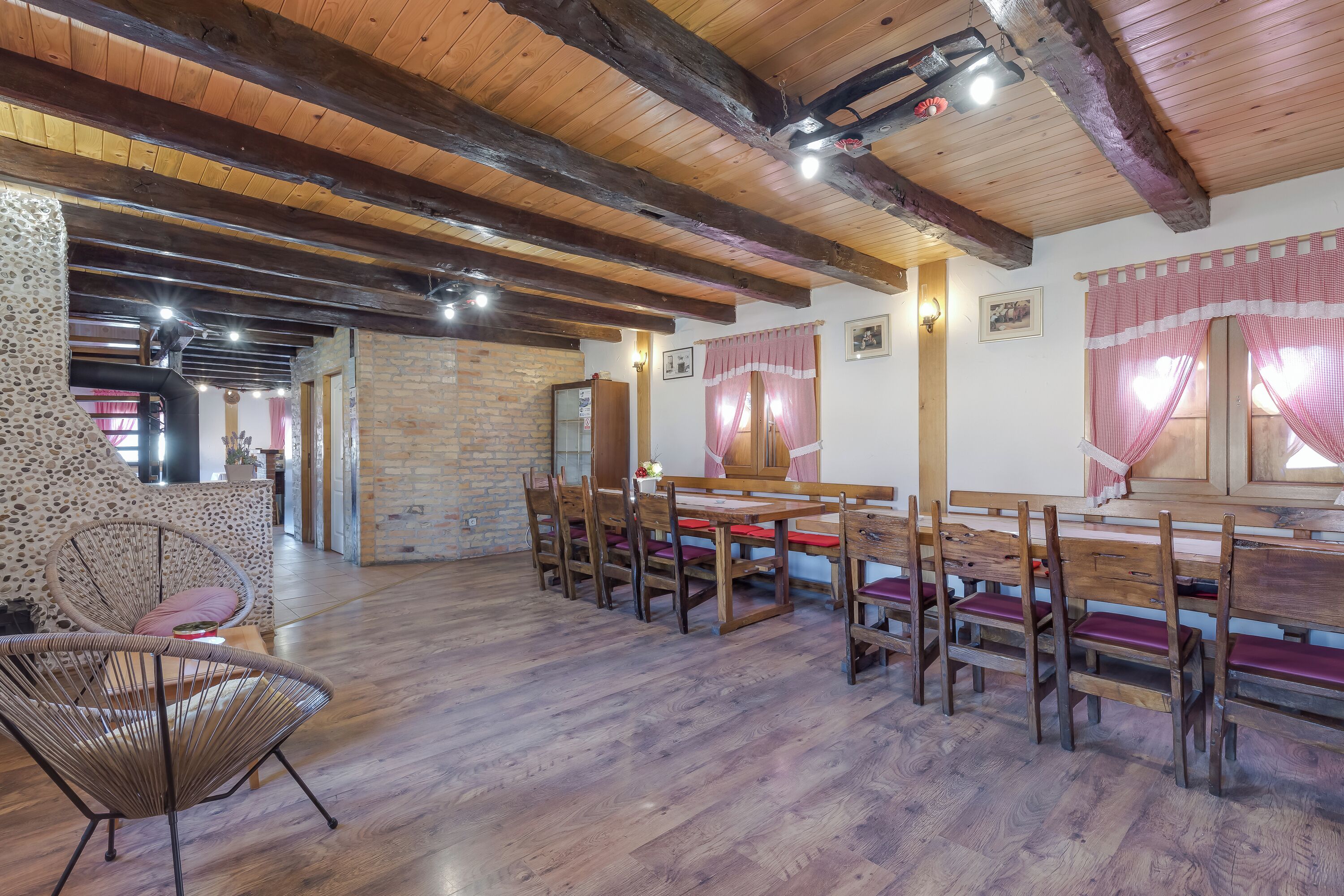 Family House, Multiple Bedrooms, 2 Bathrooms, Mountainside (Rustic Cottage With Heated Pool) | Dining