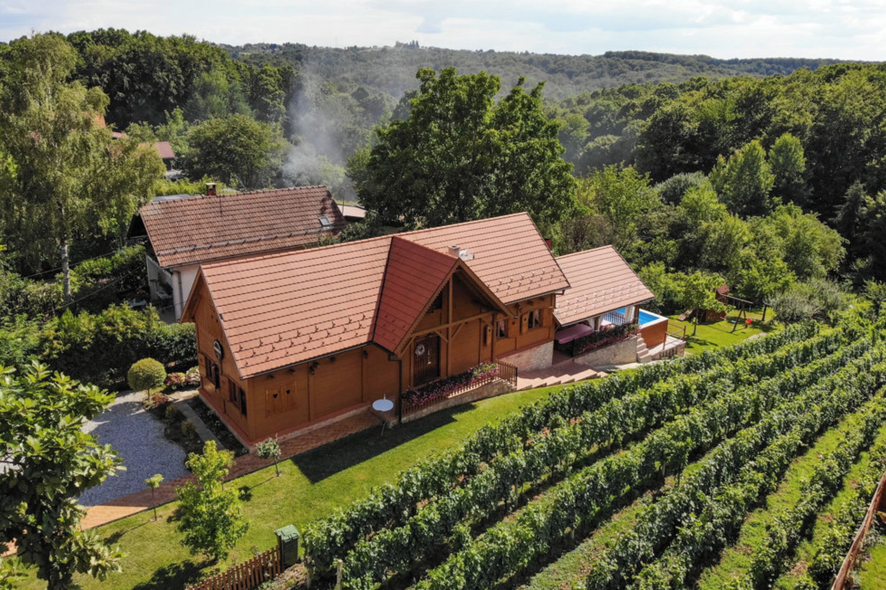 Nhà dành cho gia đình, nhiều phòng ngủ, 2 phòng tắm, cạnh núi (Rustic Cottage With Heated Pool) | Ngoại thất