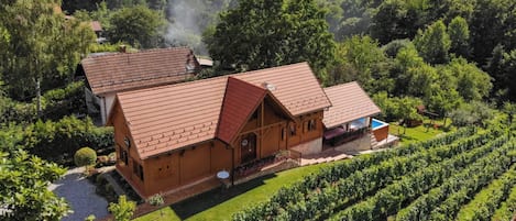 Maison Familiale, plusieurs chambres, 2 salles de bains (Rustic Cottage With Heated Pool) | Extérieur