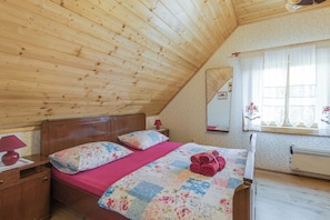 Family House, 4 Bedrooms, 2 Bathrooms, Mountainside (Rustic Cottage With Heated Pool)