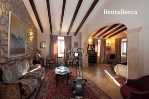 6 bedrooms, iron/ironing board, free WiFi, bed sheets