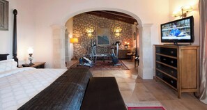 6 bedrooms, iron/ironing board, free WiFi, bed sheets