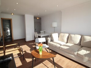 TV - Apartment in Malagueta with terrace and sea view (Málaga)