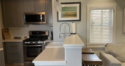 Prime Location. 1BR/1BA with A/C and Parking