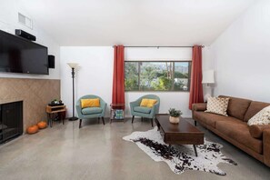 Televisión, chimenea y oficina 