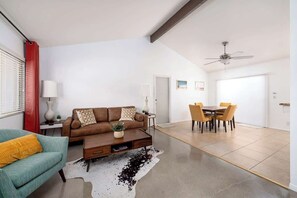 Televisión, chimenea y oficina 