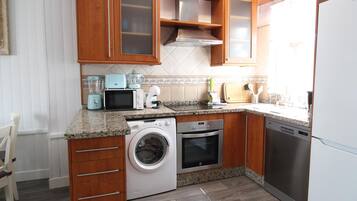 Een koelkast, een magnetron, een oven, een vaatwasser