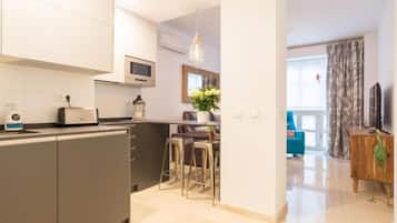 Fridge, microwave, dishwasher, coffee/tea maker