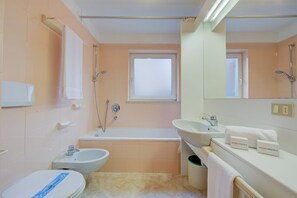 สแตนดาร์ดอพาร์ทเมนท์, หลายเตียง (Cavalese few min from ski) | ห้องน้ำ | อ่างอาบน้ำและฝักบัวแยกจากกัน, โถสุขภัณฑ์แบบบิเดท์, ผ้าเช็ดตัว, สบู่