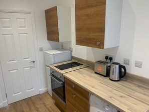 Geladeira, micro-ondas, fogão, cooktop