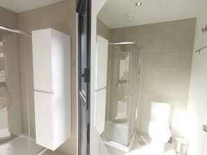 Ein modernes Badezimmer mit Duschkabine, Toilette und Waschbecken.