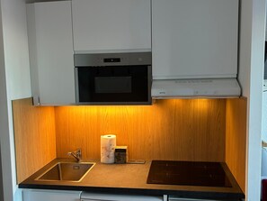 Réfrigérateur, micro-ondes, lave-vaisselle, cafetière/bouilloire