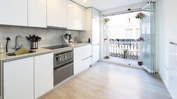 Réfrigérateur, micro-ondes, cafetiÚre/bouilloire