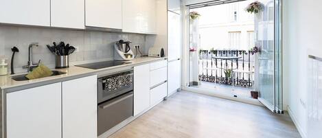 Kühlschrank, Mikrowelle, Wasserkocher mit Kaffee-/Teezubehör