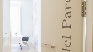 A hallway with a door labeled "Parco del Parco". - Del Parque Flats Santos Catedral - Cozy Apt in Málaga's Historic Center, Walk to Attractions (Málaga)