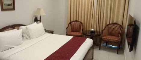 Deluxe Double Room | Iron/ironing board, free WiFi