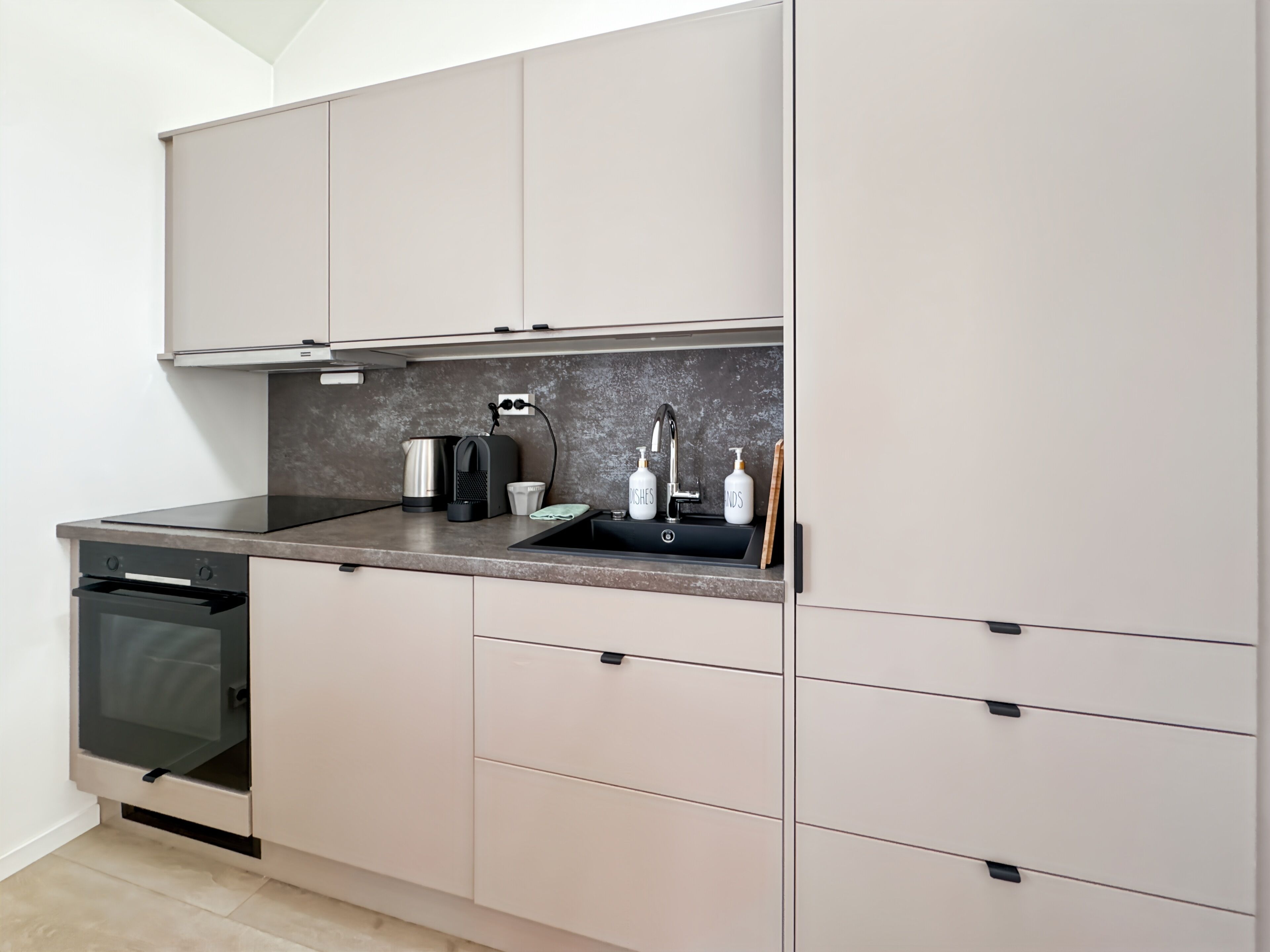 Frigorifero, forno, piano cottura, lavastoviglie