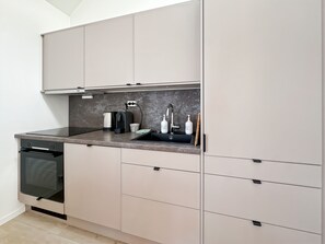 Frigorifero, forno, piano cottura, lavastoviglie