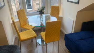 Studio, 1 Queen Bed | Dining