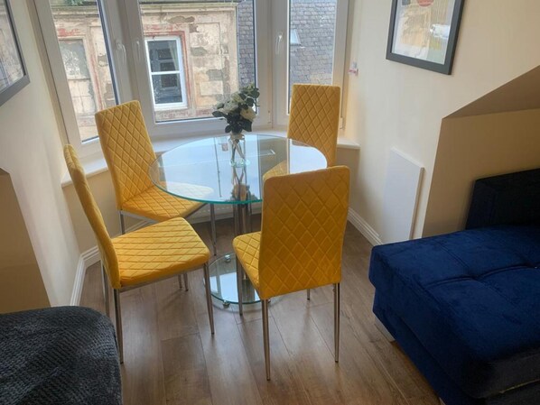 Studio, 1 Queen Bed | Dining