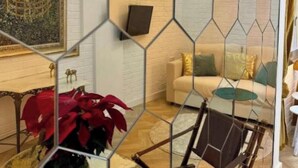 Una sala de estar con un separador de vidrio hexagonal, un sofá, una mesa de centro y una planta en maceta.