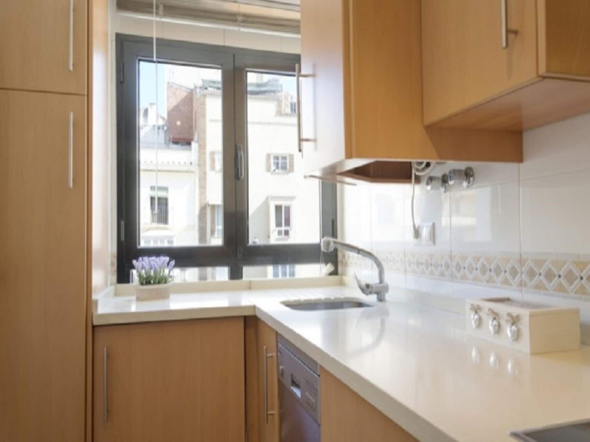 Een koelkast, een magnetron, een oven, een vaatwasser