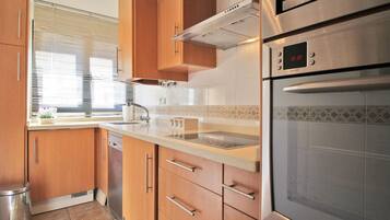 Een koelkast, een magnetron, een oven, een vaatwasser