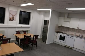 Full-size fridge, microwave, oven, stovetop