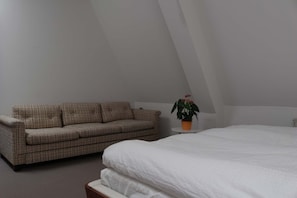 Quarto quádruplo econômico | Wi-Fi de cortesia, roupa de cama