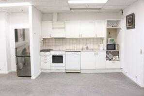 Full-size fridge, microwave, oven, stovetop - Budget Room Copenhagen (Ishoj)