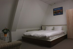Economy Quadruple Room | Free WiFi, bed sheets - Budget Room Copenhagen (Ishoj)