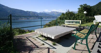 Logement dans un village de vacances 'Monolocale con soppalco Lake Como' avec balcon et Wi-Fi