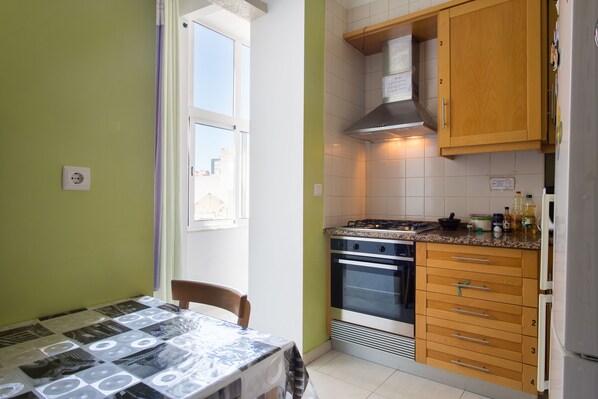 Fridge, microwave, stovetop, dishwasher