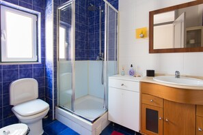 Douche, serviettes fournies, savon