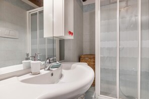 Een douche, handdoeken