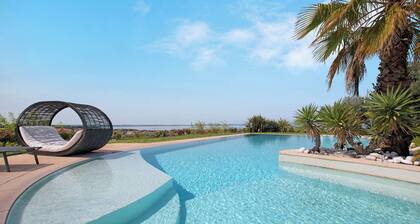 Villa Sellemond avec vue sur le lac, piscine, jardin et Wi-Fi.