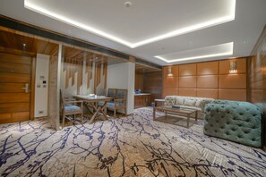 行政客房 | 高档床上用品、记忆海绵床垫、客房内保险箱、办公桌