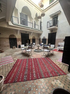 Outdoor dining - Traditional Riad with 8 rooms, 2 min from the square (Marrakech)